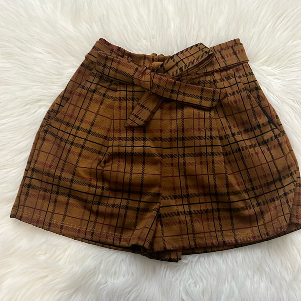 Women's shorts size Small, elastic waist in the back for a better fit, 2 pockets